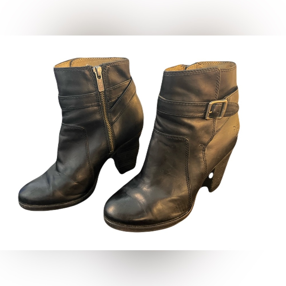 SOLD🖤 EUC FRYE “Patty” Black Leather Belted Ankle Booties | Women’s 6M - Picture 9 of 10